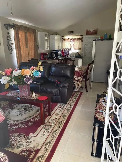 Cheerful 2Bedroom 1Bath, Wifi, Air Conditioning モンテゴ・ベイ 0*,  ジャマイカ